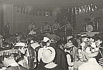 ...Fasching in der Turnhalle, Koller-Vater im Background